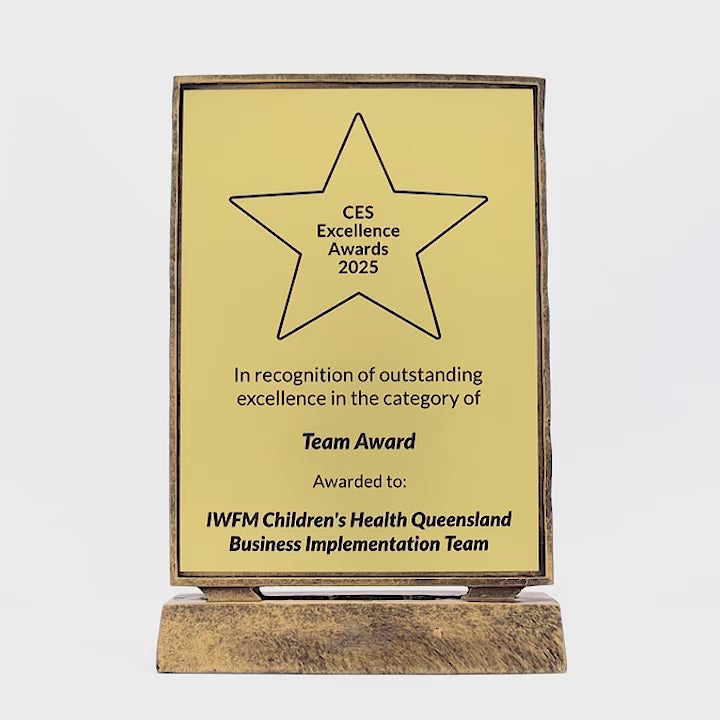 Billboard Xtra Plaque Gold 245mm - product video